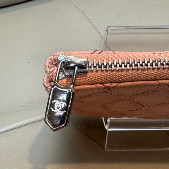 Sold x x CHANEL Quilted Small Cosmetic Case Coral - Picture 4 of 10